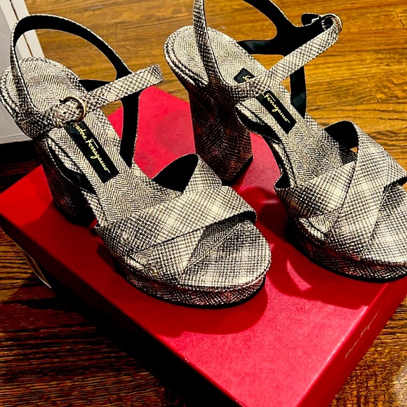 Ferragamo sandals - Picture 1 of 5